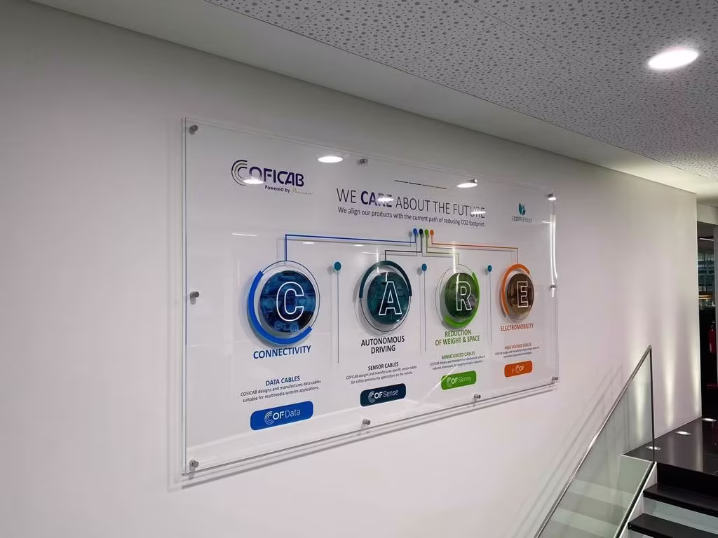 Support de communication mural présentant les engagements CARE dans des locaux professionnels.

