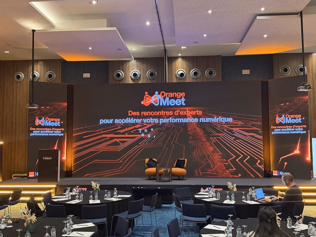 Scène et salle aménagée pour l’événement Orange Meet.
